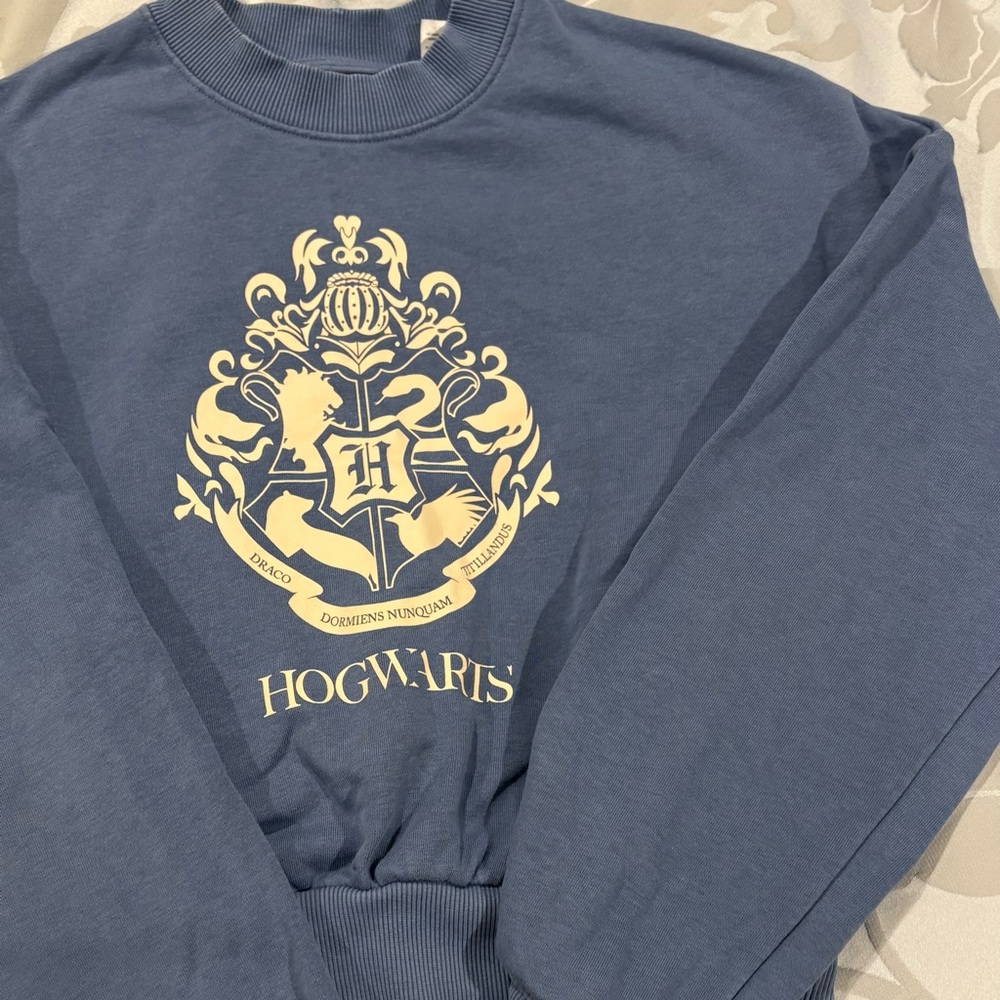 Cool Hogwarts sweater for girls.